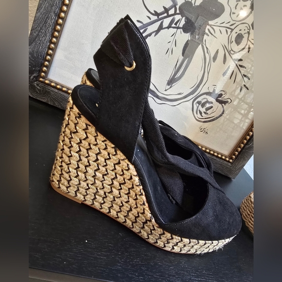 Jennifer Lopez Black and Gold Wedge Sandals - Picture 5 of 9